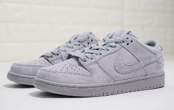 Résultats de l'évolution emblématique de la ligne Nike, les Nike SB Dunk Low sont un témoignage de l'engagement de Nike à combiner style et innovation.