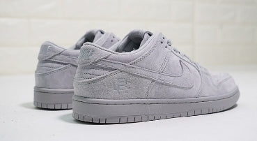 Résultats de l'évolution emblématique de la ligne Nike, les Nike SB Dunk Low sont un témoignage de l'engagement de Nike à combiner style et innovation.