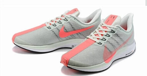 Les baskets Nike Air Zoom Femme se démarquent par leur design sportif et moderne, conçu pour maximiser les performances exceptionnelles