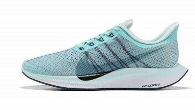 Les baskets Nike Air Zoom Femme se démarquent par leur design sportif et moderne, conçu pour maximiser les performances exceptionnelles