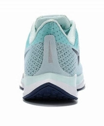 Les baskets Nike Air Zoom Femme se démarquent par leur design sportif et moderne, conçu pour maximiser les performances exceptionnelles