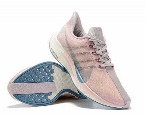 Les baskets Nike Air Zoom Femme se démarquent par leur design sportif et moderne, conçu pour maximiser les performances exceptionnelles