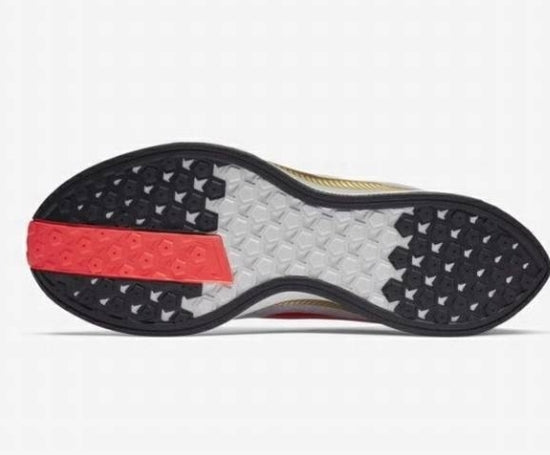 Les baskets Nike Air Zoom Femme se démarquent par leur design sportif et moderne, conçu pour maximiser les performances exceptionnelles