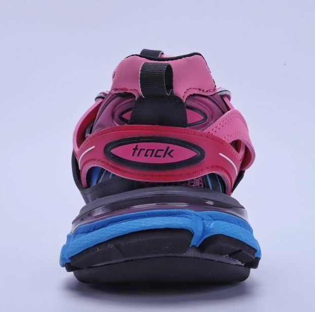 les sneakers Balenciaga Triple S "Beige Green Yellow" Femme sont un témoignage de l'engagement de Balenciaga à combiner style et innovation.