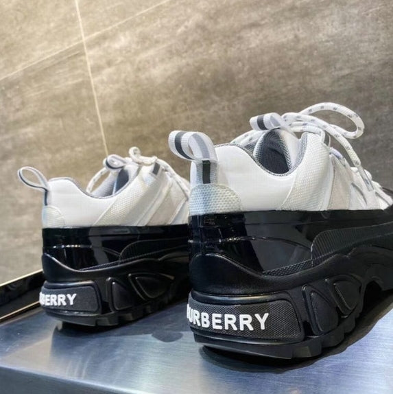 les chaussures Burberry Femme sont un témoignage de l'engagement de Burberry à combiner style et sophistication.