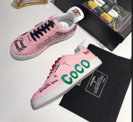 les sneakers Chanel Femme sont un témoignage de l'engagement de Chanel à combiner style et sophistication. Exceptionnel avant-gardistes