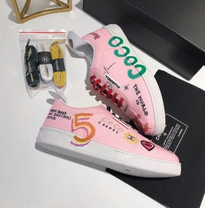 les sneakers Chanel Femme sont un témoignage de l'engagement de Chanel à combiner style et sophistication. Exceptionnel avant-gardistes
