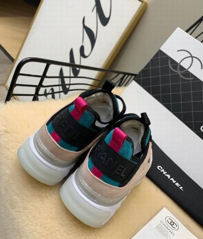 les sneakers Chanel Femme sont un témoignage de l'engagement de Chanel à combiner style et sophistication. Exceptionnel avant-gardistes