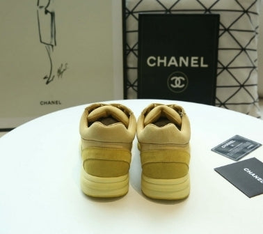 les sneakers Chanel Femme sont un témoignage de l'engagement de Chanel à combiner style et sophistication. Exceptionnel avant-gardistes