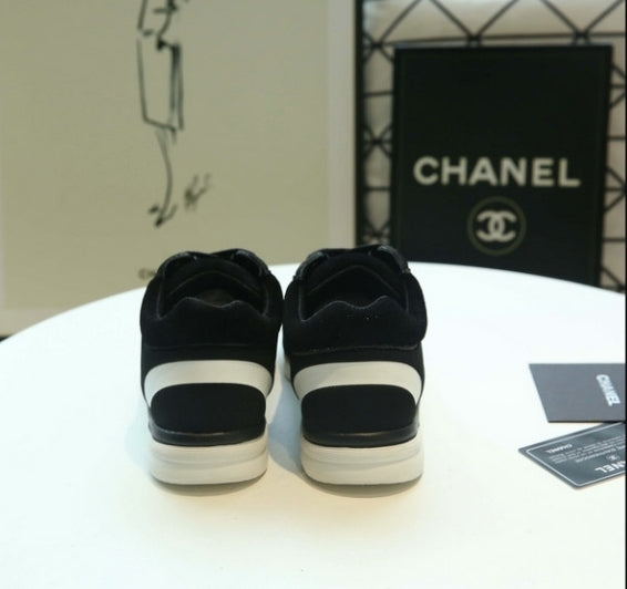 les sneakers Chanel Femme sont un témoignage de l'engagement de Chanel à combiner style et sophistication. Exceptionnel avant-gardistes