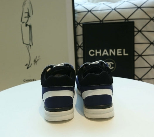 les sneakers Chanel Femme sont un témoignage de l'engagement de Chanel à combiner style et sophistication. Exceptionnel avant-gardistes