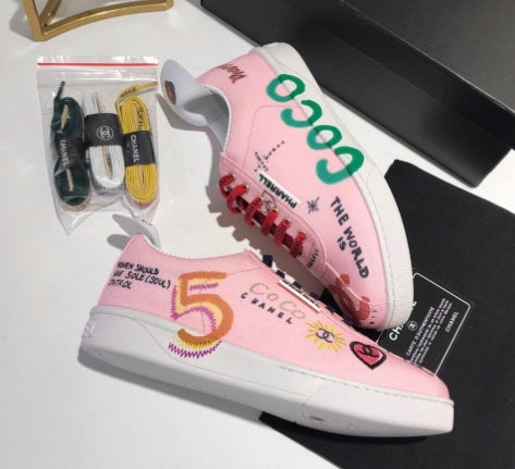 les sneakers Chanel Femme sont un témoignage de l'engagement de Chanel à combiner style et sophistication. Exceptionnel avant-gardistes