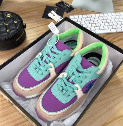 les sneakers Chanel Femme sont un témoignage de l'engagement de Chanel à combiner style et sophistication. Exceptionnel avant-gardistes