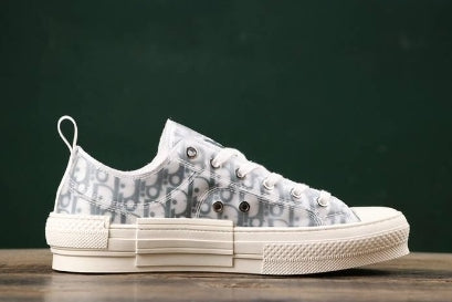 Les sneakers Dior Femme incarnent l’alliance parfaite entre élégance intemporelle et design contemporain. Exceptionnel avant-gardistes