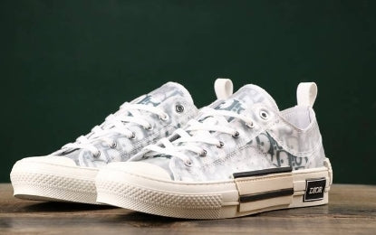 Les sneakers Dior Femme incarnent l’alliance parfaite entre élégance intemporelle et design contemporain. Exceptionnel avant-gardistes
