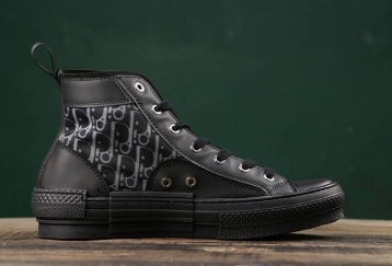 Les sneakers Dior Femme incarnent l’alliance parfaite entre élégance intemporelle et design contemporain. Exceptionnel avant-gardistes