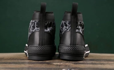 Les sneakers Dior Femme incarnent l’alliance parfaite entre élégance intemporelle et design contemporain. Exceptionnel avant-gardistes