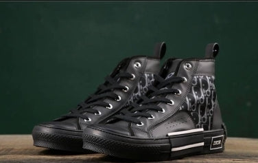 Les sneakers Dior Femme incarnent l’alliance parfaite entre élégance intemporelle et design contemporain. Exceptionnel avant-gardistes