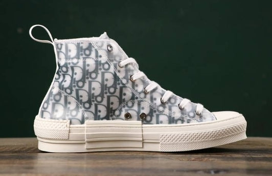 Les sneakers Dior Femme incarnent l’alliance parfaite entre élégance intemporelle et design contemporain. Exceptionnel avant-gardistes