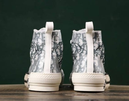 Les sneakers Dior Femme incarnent l’alliance parfaite entre élégance intemporelle et design contemporain. Exceptionnel avant-gardistes
