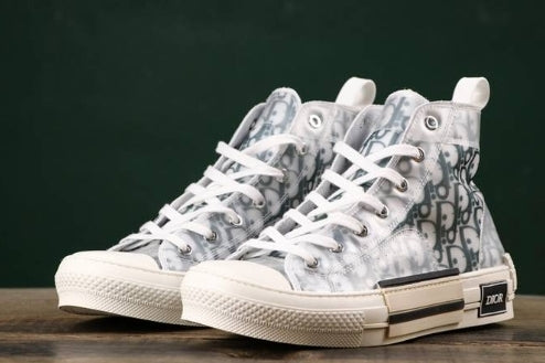 Les sneakers Dior Femme incarnent l’alliance parfaite entre élégance intemporelle et design contemporain. Exceptionnel avant-gardistes