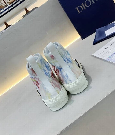 Les sneakers Dior Femme incarnent l’alliance parfaite entre élégance intemporelle et design contemporain. Exceptionnel avant-gardistes
