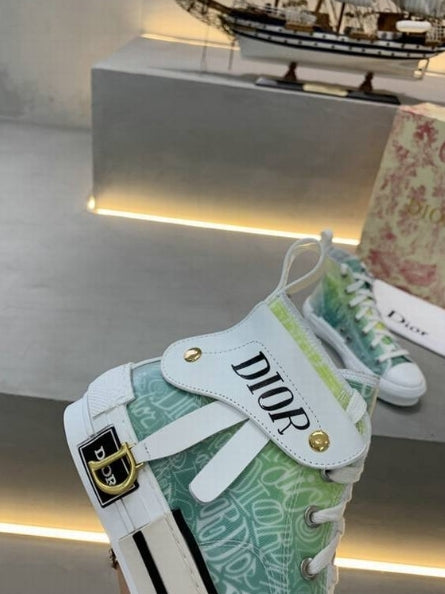 Les sneakers Dior Femme incarnent l’alliance parfaite entre élégance intemporelle et design contemporain. Exceptionnel avant-gardistes