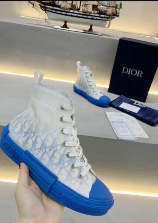 Les sneakers Dior Femme incarnent l’alliance parfaite entre élégance intemporelle et design contemporain. Exceptionnel avant-gardistes