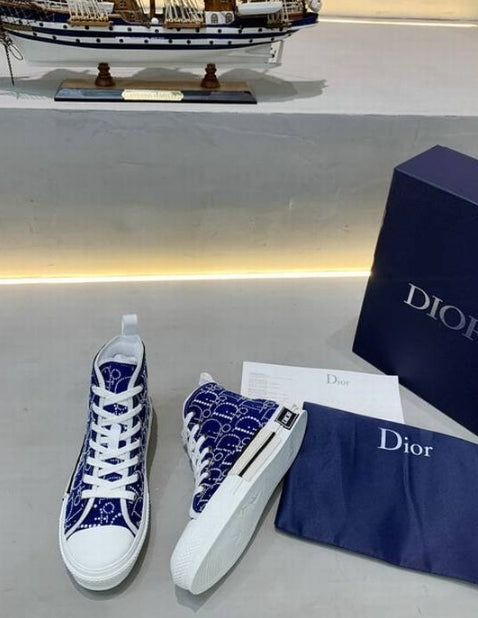 Les sneakers Dior Femme incarnent l’alliance parfaite entre élégance intemporelle et design contemporain. Exceptionnel avant-gardistes