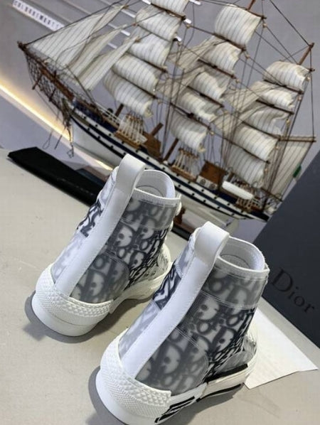 Les sneakers Dior Femme incarnent l’alliance parfaite entre élégance intemporelle et design contemporain. Exceptionnel avant-gardistes