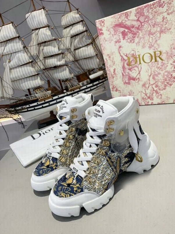 Les sneakers Dior Femme incarnent l’alliance parfaite entre élégance intemporelle et design contemporain. Exceptionnel avant-gardistes