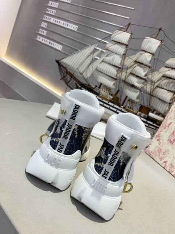 Les sneakers Dior Femme incarnent l’alliance parfaite entre élégance intemporelle et design contemporain. Exceptionnel avant-gardistes