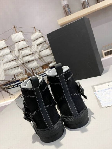 Les sneakers Dior Femme incarnent l’alliance parfaite entre élégance intemporelle et design contemporain. Exceptionnel avant-gardistes