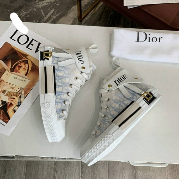 Les sneakers Dior Femme incarnent l’alliance parfaite entre élégance intemporelle et design contemporain. Exceptionnel avant-gardistes