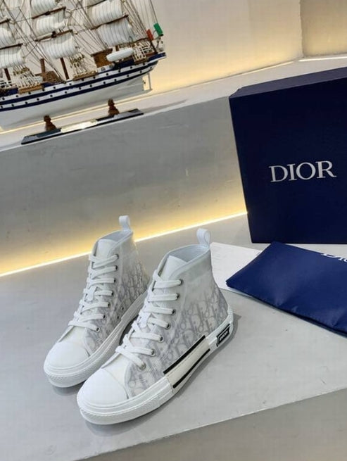Les sneakers Dior Femme incarnent l’alliance parfaite entre élégance intemporelle et design contemporain. Exceptionnel avant-gardistes