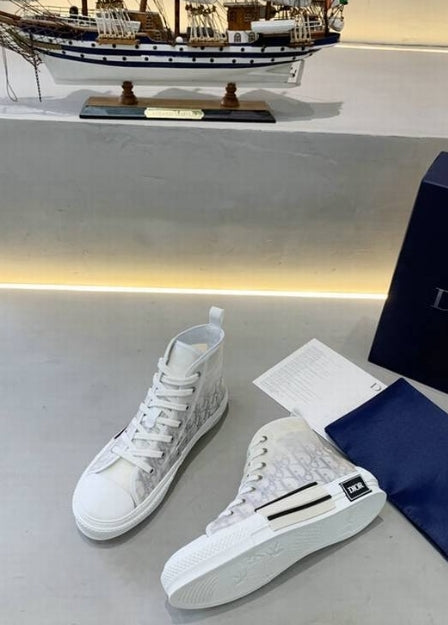 Les sneakers Dior Femme incarnent l’alliance parfaite entre élégance intemporelle et design contemporain. Exceptionnel avant-gardistes