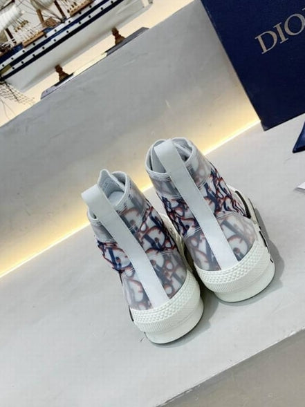 Les sneakers Dior Femme incarnent l’alliance parfaite entre élégance intemporelle et design contemporain. Exceptionnel avant-gardistes