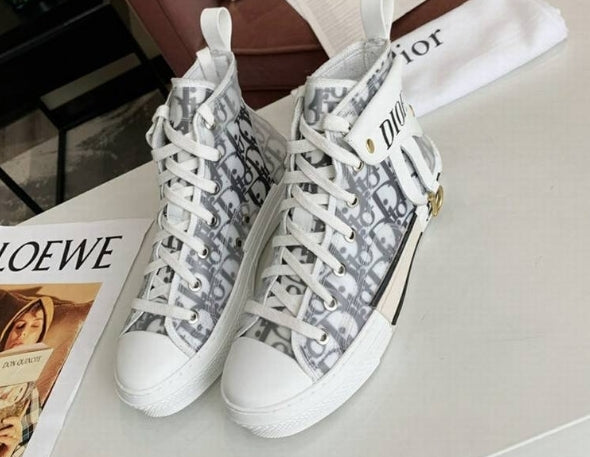 Les sneakers Dior Femme incarnent l’alliance parfaite entre élégance intemporelle et design contemporain. Exceptionnel avant-gardistes