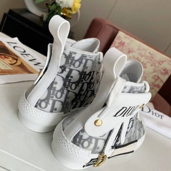 Les sneakers Dior Femme incarnent l’alliance parfaite entre élégance intemporelle et design contemporain. Exceptionnel avant-gardistes