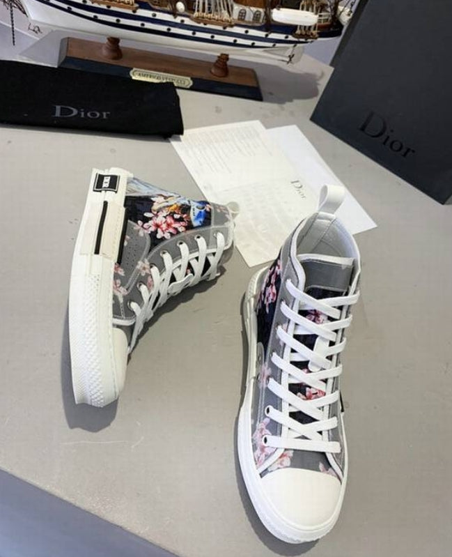 Les sneakers Dior Femme incarnent l’alliance parfaite entre élégance intemporelle et design contemporain. Exceptionnel avant-gardistes