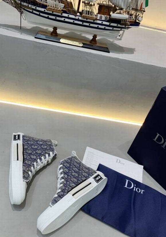 Les sneakers Dior Femme incarnent l’alliance parfaite entre élégance intemporelle et design contemporain. Exceptionnel avant-gardistes