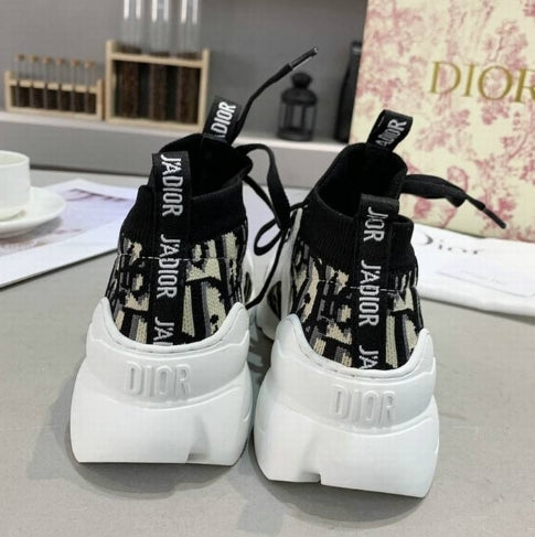 Les sneakers Dior Femme incarnent l’alliance parfaite entre élégance intemporelle et design contemporain. Exceptionnel avant-gardistes
