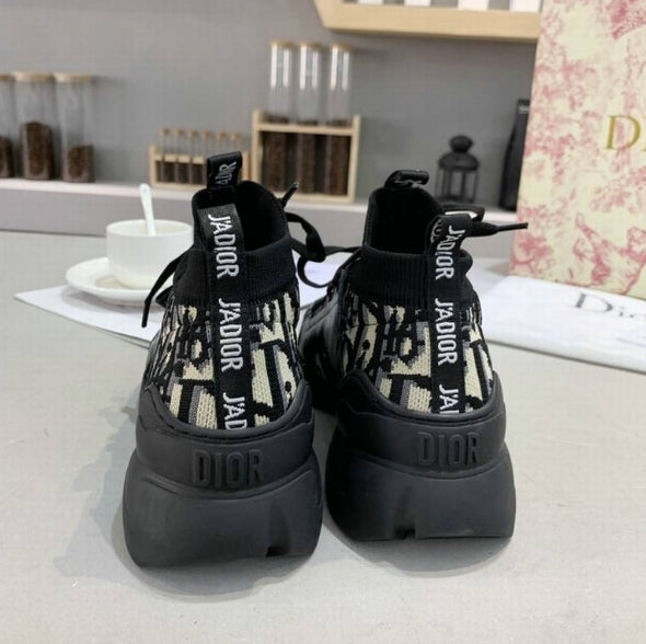 Les sneakers Dior Femme incarnent l’alliance parfaite entre élégance intemporelle et design contemporain.