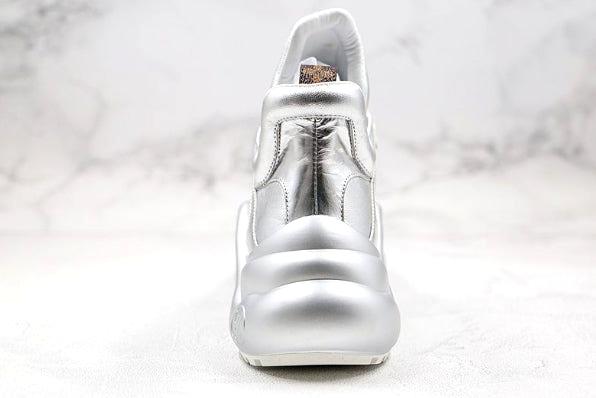 Les sneakers Louis Vuitton Archlight Femme représentent l’équilibre parfait entre l’élégance emblématique et l’innovation stylistique.