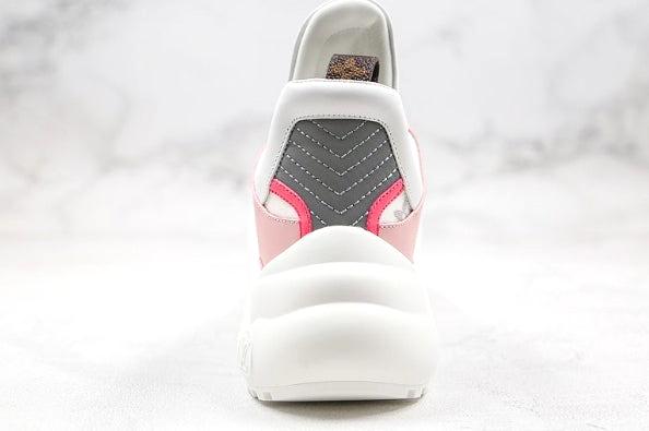 Les sneakers Louis Vuitton Archlight Femme représentent l’équilibre parfait entre l’élégance emblématique et l’innovation stylistique.