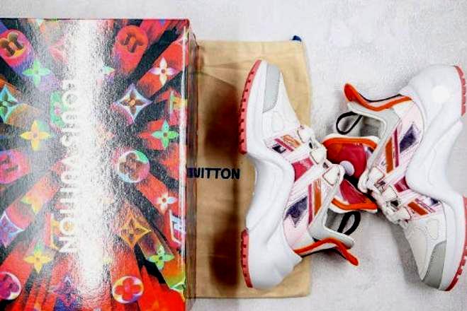 Les sneakers Louis Vuitton Archlight Femme représentent l’équilibre parfait entre l’élégance emblématique et l’innovation stylistique.