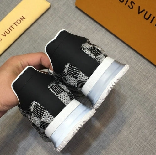 Les sneakers Louis Vuitton Low Femme représentent l’équilibre parfait entre l’élégance emblématique et l’innovation stylistique.