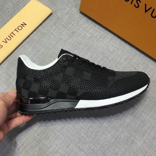 Les sneakers Louis Vuitton Low Femme représentent l’équilibre parfait entre l’élégance emblématique et l’innovation stylistique.