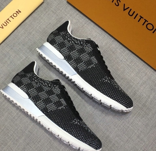 Les sneakers Louis Vuitton Low Femme représentent l’équilibre parfait entre l’élégance emblématique et l’innovation stylistique.