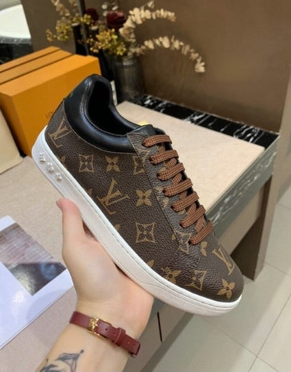 Les sneakers Louis Vuitton Low Femme représentent l’équilibre parfait entre l’élégance emblématique et l’innovation stylistique.